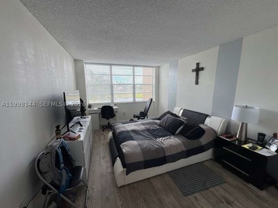 **(55+ Community)** Beautiful 2-bedroom, 2-bath unit in - photo 4