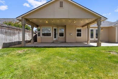 Beautiful 3-bedroom, 2-bath home featuring an open and inviting - photo 34