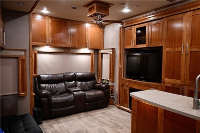 WOW! Price reduction on this 2016- 40 ft. luxury Vanleigh fifth - photo 2
