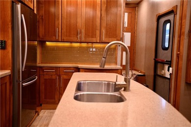 WOW! Price reduction on this 2016- 40 ft. luxury Vanleigh fifth - photo 4
