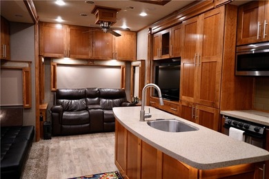 WOW! Price reduction on this 2016- 40 ft. luxury Vanleigh fifth - photo 5