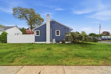 Beautifully renovated and move-in ready corner property located - photo 6
