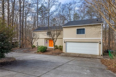 Lakefront on a quite cove on Hartwell with a dock in place, and - photo 4