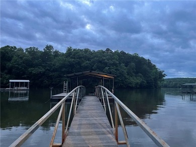 Lakefront on a quite cove on Hartwell with a dock in place, and - photo 5