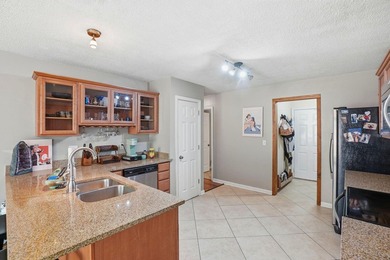 Beautifully appointed 4 bedroom and 2.5 bath Shalimar home - photo 8