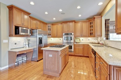 Stunning Home in Hawthorn Woods Country Club. Hardwood Floors - photo 11
