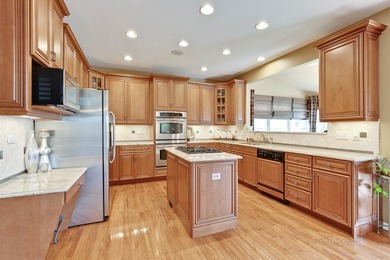 Stunning Home in Hawthorn Woods Country Club. Hardwood Floors - photo 12