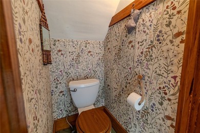 Welcome to this charming white cottage/Bungalow in the heart of - photo 13