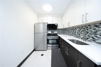 Two bedrooms 631 sqft condo located on highly desirable 86th St - photo 8
