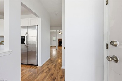 MOVE-IN READY! Desirable END UNIT townhome in sought after - photo 13