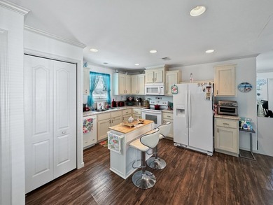 Beautiful 2-bedroom, 2-bath waterfront home in Lauder Lakes - photo 4