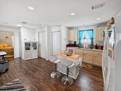 Beautiful 2-bedroom, 2-bath waterfront home in Lauder Lakes - photo 5