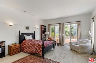 Stunning contemporary residence on one of the most coveted - photo 26