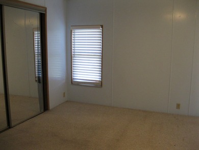 Spacious and well maintained 2 Bedroom 2 bathroom mobile home - photo 5