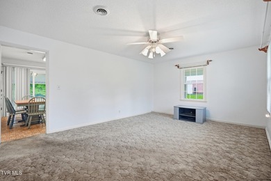 Welcome home to this beautiful 4-bedroom, 2-bathroom property - photo 6