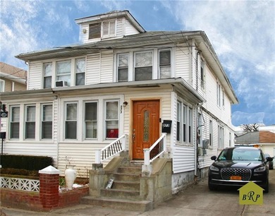 Welcome to this beautifully maintained Colonial one-family home - photo 2