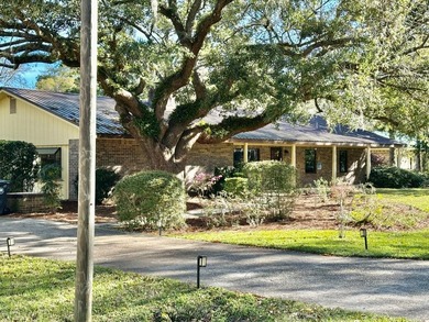 WATERFRONT! FISHERMAN'S PARADISE! This one story three bedroom - photo 1