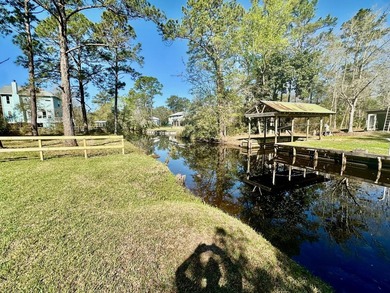 WATERFRONT! FISHERMAN'S PARADISE! This one story three bedroom - photo 3