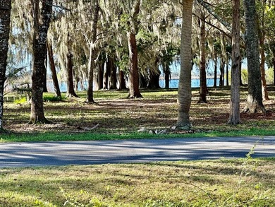 WATERFRONT! FISHERMAN'S PARADISE! This one story three bedroom - photo 4