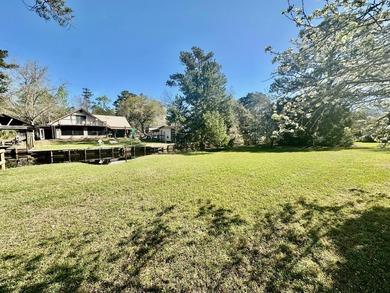 WATERFRONT! FISHERMAN'S PARADISE! This one story three bedroom - photo 6