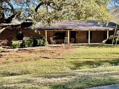 WATERFRONT! FISHERMAN'S PARADISE! This one story three bedroom - photo 7