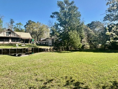 WATERFRONT! FISHERMAN'S PARADISE! This one story three bedroom - photo 8