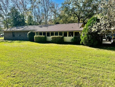 WATERFRONT! FISHERMAN'S PARADISE! This one story three bedroom - photo 10