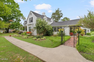 Welcome to this beautifully preserved Tennessee farmhouse - photo 3