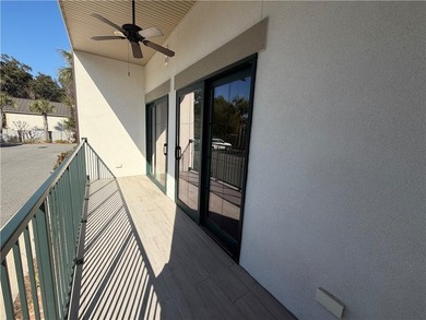 Price reduced. Great location! Walk to pier/village. Fresh paint - photo 13