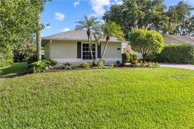 Enjoy easy Florida living in this well-maintained Tozzolo-built - photo 3