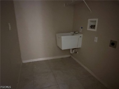 Welcome to this charming 3-bedroom, 2-bathroom single-family - photo 13