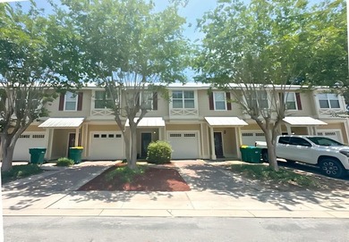 Located just off Main Street in Destin - this 3 bed, 2 bath - photo 2