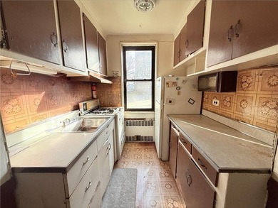 Sunny and spacious three-bedroom co-op located on the first - photo 5