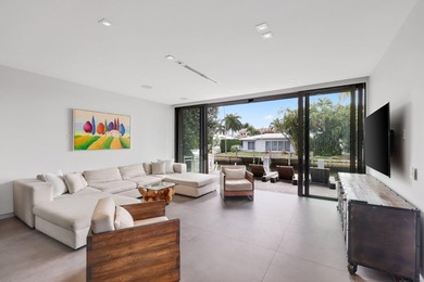 Stunning contemporary 5-bedroom + office waterfront residence - photo 12