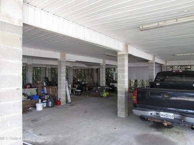 Great investment potential. 3/2 on each side. One side rented - photo 14