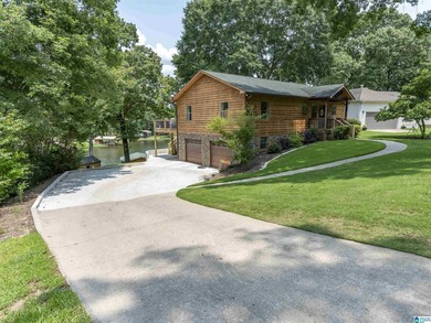 Great location, even better lake views! This move-in ready home - photo 24