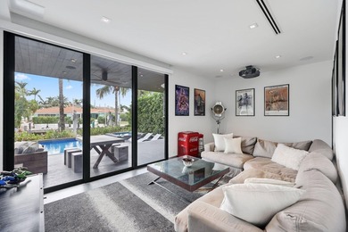Stunning contemporary 5-bedroom + office waterfront residence - photo 24