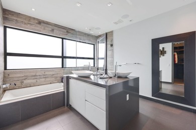 Stunning contemporary 5-bedroom + office waterfront residence - photo 31
