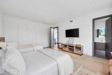 Stunning contemporary 5-bedroom + office waterfront residence - photo 35