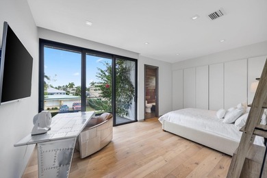 Stunning contemporary 5-bedroom + office waterfront residence - photo 37