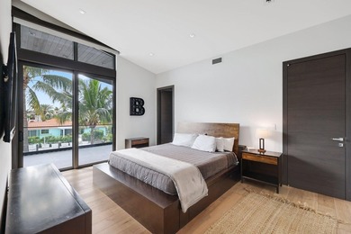 Stunning contemporary 5-bedroom + office waterfront residence - photo 40