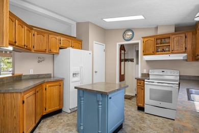 Extremely well maintained & immaculate 3 bed 2 bath home with - photo 22