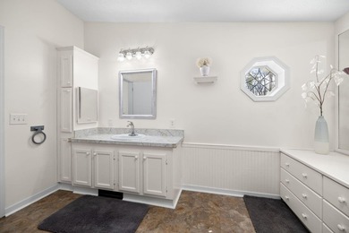 Extremely well maintained & immaculate 3 bed 2 bath home with - photo 30