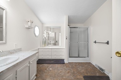Extremely well maintained & immaculate 3 bed 2 bath home with - photo 31