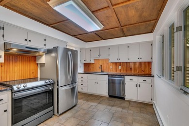 This 4-bedroom, 3-bath Mississippi Riverfront home is certain to - photo 7