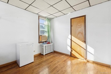 Excellent investment opportunity in the heart of Flushing - photo 2