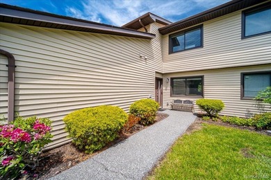 Move right into this beautifully maintained townhouse in the - photo 2