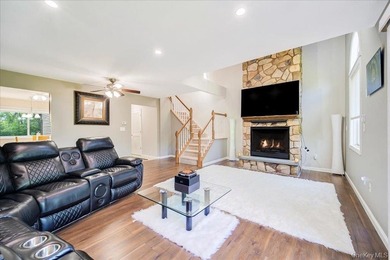 Move right into this beautifully maintained townhouse in the - photo 3