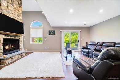 Move right into this beautifully maintained townhouse in the - photo 4