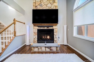 Move right into this beautifully maintained townhouse in the - photo 7